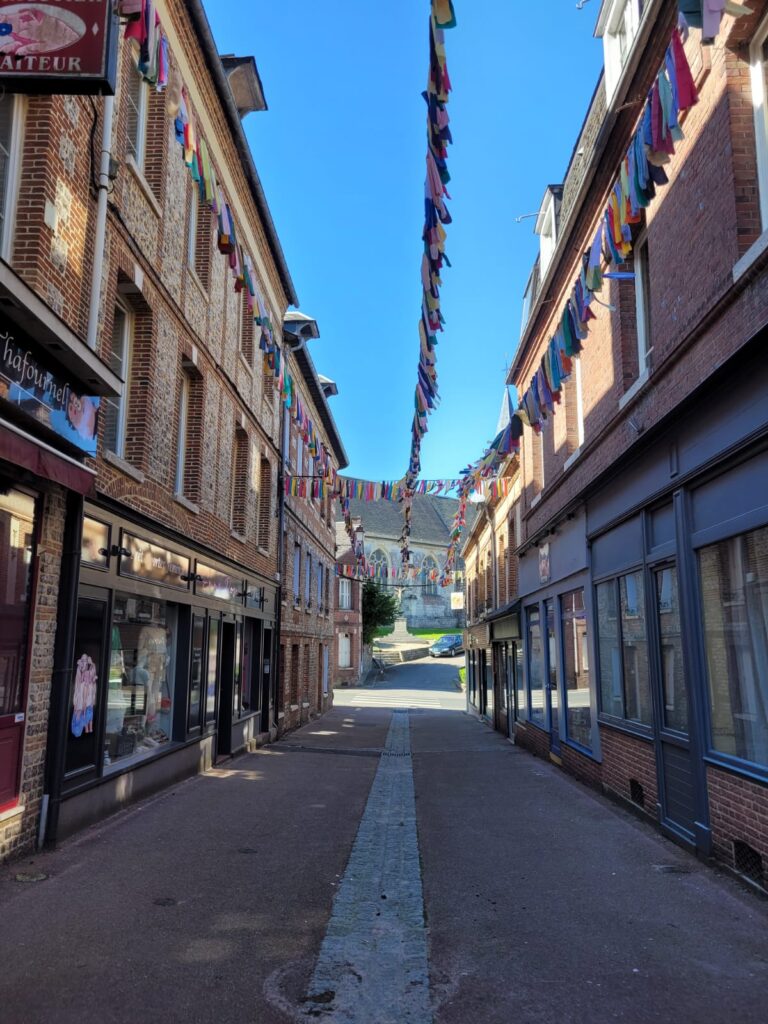 Rue piétonne de Doudeville, en route vers le marché